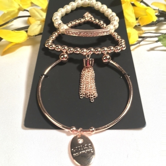 𝅺3/$29! Set of 3 GUESS Faux Pearl & Tassel Bracelets - Picture 5 of 8